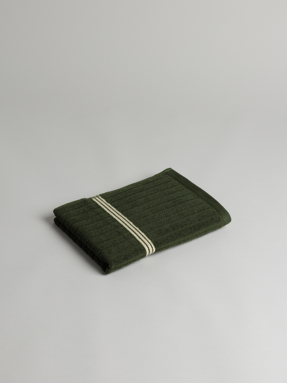 EMERALD ORGANIC COTTON HAND TOWEL in MOSS