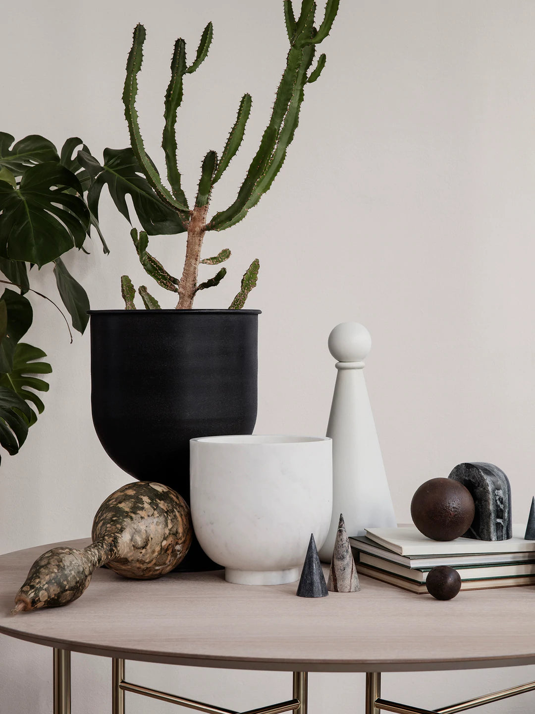 Hourglass Pot - Small - Black/Dark Grey