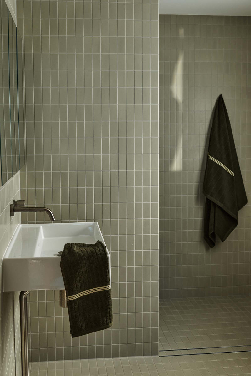 EMERALD ORGANIC COTTON HAND TOWEL in MOSS